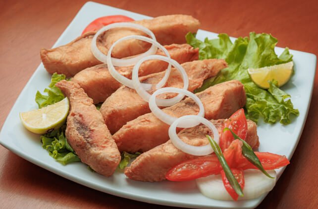 Peixe frito servido com salada no restaurante Mata Nativa em Rio Branco Acre