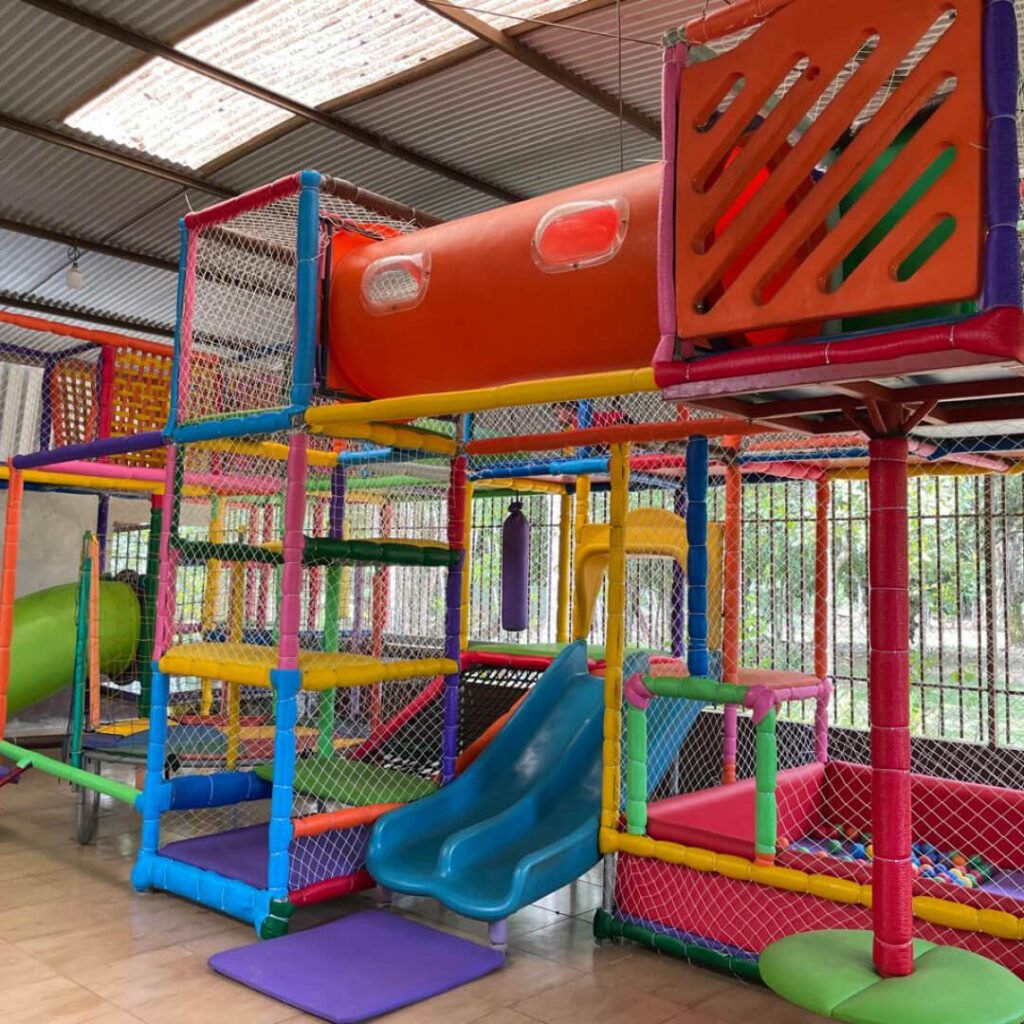 Brinquedoteca colorida do Restaurante Mata Nativa com escorregadores, túneis e piscina de bolinhas em área coberta e segura.