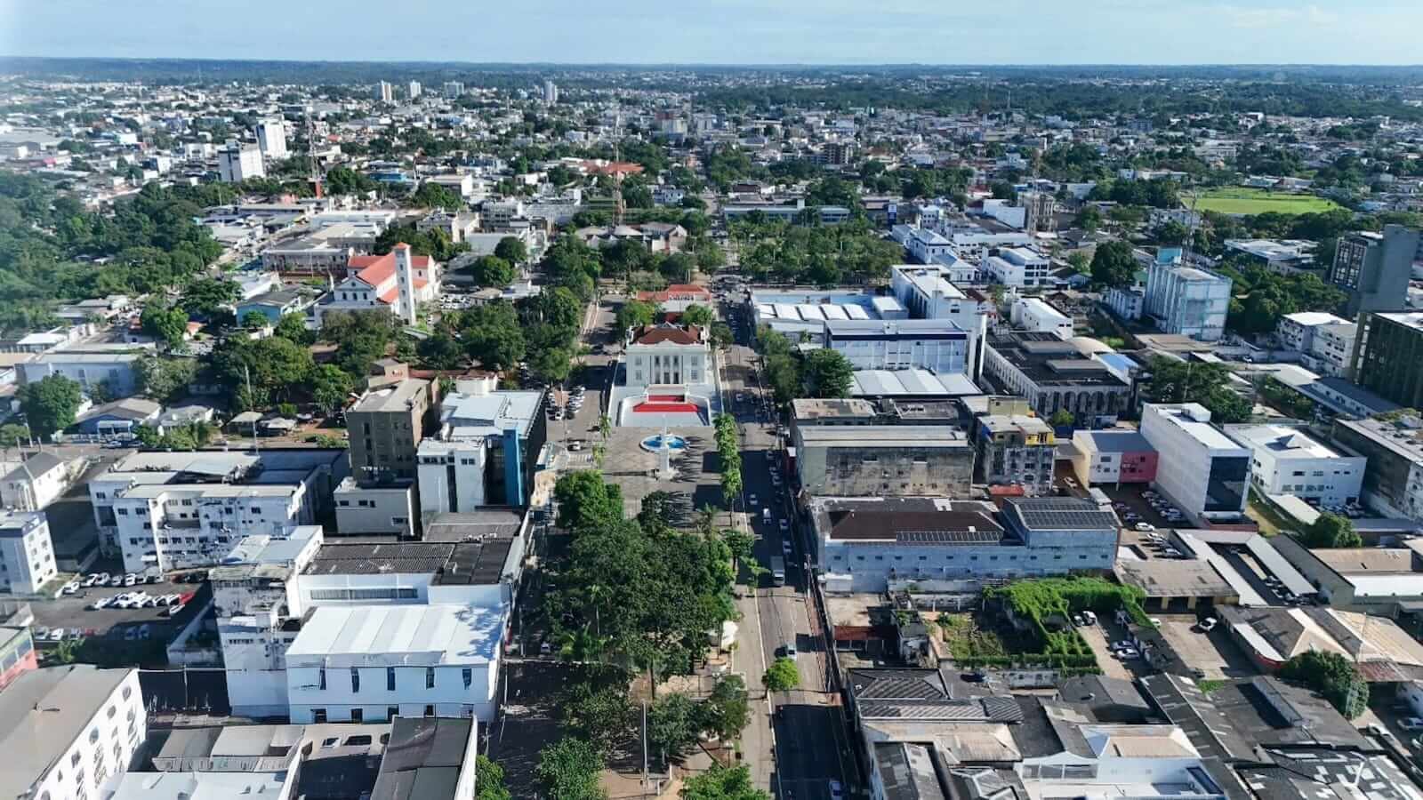 Vista aérea do centro de Rio Branco no Acre mostrando a cidade cercada pela floresta amazônica